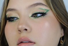 Makeup Verde, Grey Eye Makeup, Star Eyes, Green Makeup, Make Up Inspo, Vogue Beauty, Dress Makeup