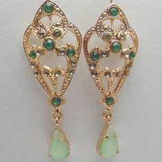 Elegant Italian gold pendant earrings: Art Nouveau style and sparkling crystals. These refined drop earrings embody the timeless elegance of the Liberty design, embellished with European crystals that shine in emerald green and white. Simple drops of light green quartz complete the look with a touch of subtlety. **Created to shine on every occasion * Perfect for ceremonies, parties, theater evenings or business meetings * Sophisticated and precious style that captures attention * Lightweight and Gold Cleaner, Vintage Gold Earrings, Emerald Green Earrings, Free In French, Earrings Dangling, Earrings Art, Earrings Antique, Green Quartz, Green Earrings