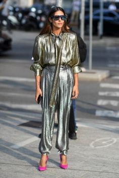 12 Ways To Wear Monochrome And Look Stylish AF - Society19 Metallic Fashion, Gilda Ambrosio, Silver Outfits, Gaun Fashion, Glam Outfit, Metal Clothing, Mode Vintage, Liam Payne