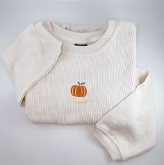 **CHECKOUT OUR NEW WEBSITE: www.sunshinesoulmd.com** Pumpkin Corded Crewneck | Fall Corduroy Crewneck | Embroidered Sweatshirt | Aesthetic Minimalist Crew | Pumpkin Sweater | Oversized Crewneck The coziest sweater you will ever own. The beautiful embroidered pumpkin is done my a professional embroidery machine We use super soft, high quality, thick corded crewnecks. 80/20 cotton/polyester reverse terry cord Color is Ivory These crewnecks are Unisex, please see size chart in listing photos for si Pumpkin Embroidery Shirts, Unisex Fall Outfits, Pumpkin Embroidery Sweater, Fall Crewneck Sweatshirt Embroidery, Cute Halloween Sweatshirts, Cute Fall Sweatshirts, Fall Embroidered Sweatshirts, Fall Sweaters Aesthetic, Embroidery On Sweatshirts