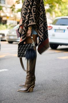 A full #Fendi look at #MFW. Fendi Poncho Outfit, Fendi Outfits Women, Fendi Shawl, Fendi Poncho, Pancho Outfit, Fendi Bag Outfit, Fendi Aesthetic, Maternity Ootd