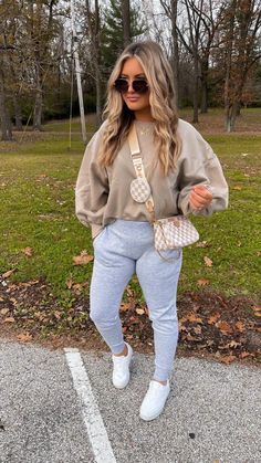 Soccer Mom Outfit, Comfy Fall Outfits, Mom Outfit, Soccer Mom, Athleisure Outfits, Lovely Clothes, Simple Trendy Outfits, Fashion Mistakes