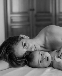 Self Portrait Maternity, Natural Newborn Photography At Home, Mommy And Me Photo Shoot Newborn, Motherhood Pictures, Motherhood Photos, Mother Baby Photography, Mommy And Me Photo Shoot, Newborn And Family Photography, Foto Newborn