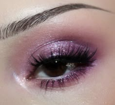 Euphoria Purple Makeup, Fairy Makeup Looks Simple, 2000s Eye Makeup, Dark Purple Makeup Looks, Fairy Eye Makeup, 2000s Makeup Looks, Look Disco, Purple Makeup Looks, Shimmer Eye Makeup