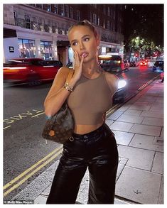 Autumn Outfits Instagram, Content Poses, Insta Selfies, Trendy Outfits 2020, Instagram Blogging, Tight Tank Top, Fest Outfits, Europe Vacation, Neue Outfits