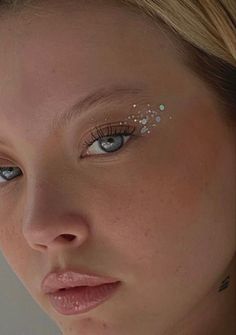 Concert Face Glitter, Disco Party Makeup Ideas, Glitter Disco Makeup, Concert Makeup Ideas Glitter, Minimalist Glitter Makeup, Lace Makeup Look, Nye Glitter Makeup, Minimal Glitter Eye Makeup, Make Up For New Years Eve