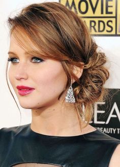 How to Do A Messy Bun | Medium Hairstyle Ideas by Makeup Tutorials at http://www.makeuptutorials.com/match-hair-and-dresses-how-to-get-them-right Jennifer Lawrence Hair, Side Bun Hairstyles, Side Hairstyles, Up Dos For Medium Hair, Peinados Recogidos, Penteado Cabelo Curto, Short Hairstyle, Mid Length Hair