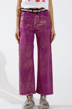 Haz una declaración audaz en tu próxima fiesta con nuestros jeans magenta de pierna ancha, que presentan un impresionante acabado metálico en dorado. Estos jeans están diseñados con perneras anchas y acampanadas para una apariencia elegante y espectacular. Confeccionados con una mezcla de 98 % algodón y 2 % elastano, ofrecen un ajuste relajado y cintura alta para una silueta cómoda y favorecedora. El largo hasta el tobillo y el denim rígido no elástico aportan un toque elegante y moderno, perfecto para cualquier ocasión festiva.

 Información del modelo:



 La modelo lleva la talla S.

 Medidas del modelo: 33-23-35, Altura: 5'9''.




 Características clave:



 Ajuste relajado con cintura alta para una apariencia cómoda y favorecedora.

 Piernas anchas y acampanadas para una silueta eleg