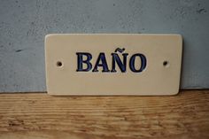 a ceramic sign that says bano on it