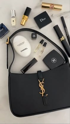 Inside My Bag, Luxury Bags Collection, Handbag Essentials, What In My Bag, Luxury Aesthetic, Fancy Bags, Dior Couture, Trik Fotografi