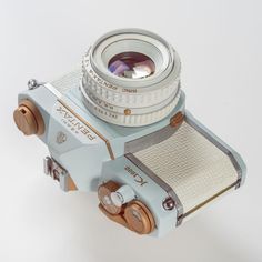 an old camera with a lens attached to it