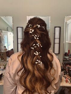 Curled Hair With Flowers, Flowers In Hair Prom, Loose Curls Hairstyles Wedding, Baby’s Breath Hair, Mtb Wedding, Flower Prom Hair, Braids In Hair, Loose Braid Hairstyles