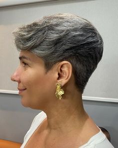 Short Gray Hairstyles Over 60, Haircuts For 60 Year Old Women, Sassy Pixie Haircut, Chic Short Hair, Thick Hair Cuts, Crop Hair