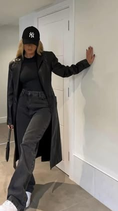 Black Trench Coat Outfit Street Styles, Sporty Fall Outfits 2024, Chicago Outfit Aesthetic, Fall Dark Outfits, Madrid Spain Outfits, Vancouver Outfits Fall, Fall Seattle Outfits, Elegant Fall Fashion, Tokyo Fall Outfit