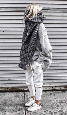 Vinter Mode Outfits, Luxury Fashion Outfits, Winter Mode Outfits, Super Scarf, Pompom Scarf, Hand Knit Shawl, Chunky Knit Scarves, Flannel Outfits, Cozy Fall Outfits