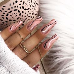 Gold Swirl Nails, Coffin Nude Nails, Spring Nail Art Designs, Long Coffin Nails, Swirl Nails, Gold Acrylic Nails, Daily Nails, Nails Designer, Lines On Nails