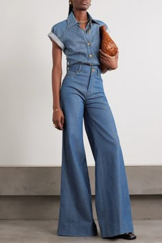 Find ZIMMERMANN Matchmaker High-rise Wide-leg Jeans on Editorialist. Zimmermann's 'Matchmaker' jeans take on '70s wide-legs with the label's typical sense of romance. They're cut with a high-rise and fan out to dramatically wide cuffs that'll pool at your heels - we recommend getting them hemmed so they'll always hit just right. Estilo Kardashian, All Jeans, Denim Outfits, Mode Inspo, Fashion 2024, 2024 Fashion, Denim Outfit, Looks Vintage, Outfits Casuales