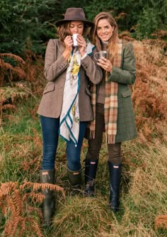 Scotland Womens Fashion, Scotland Photoshoot Outfit, Womens Scottish Outfits, Scottish Fashion Woman Modern, Scotland Fashion Fall, Scotland Style Women, English Country Winter Outfits, Scottish Fall Fashion, Highland Outfit