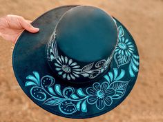 Hand Painted Hats For Women, Hand Painted Ball Caps, Painted Fedora Hat, Hat Paintings Ideas, Painted Hats For Women, Decorated Cowboy Hats, Painted Cowboy Hats, Hats Painting, Painting Hats