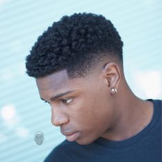 Curls + Dégradé bas - Coupe de cheveux homme Black Hair Undercut, Black Man Haircut Fade, Afro Hairstyles Men, Mens Haircuts Medium, Curly Hair Fade, Black Hair Cuts, Low Fade Haircut, Textured Haircut, Taper Fade Haircut