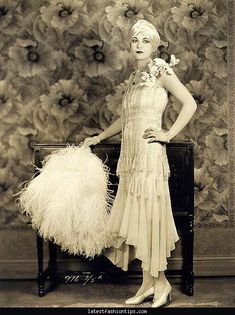 Flapper Outfit, Roaring 20s Fashion, 1920's Flapper, Fall Fashion Skirts, Old Portraits, 20s Fashion, 1920s Flapper, Dress Sketches, Flapper Style