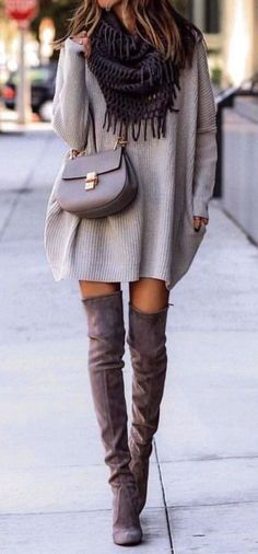 Winter Mode Outfits, Fest Outfits, Winter Bags, Woman Walking, Pullover Outfit, Thanksgiving Outfit, Winter Trends, Winter Mode