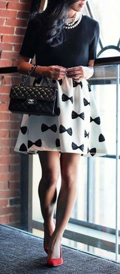 Bow skirt, need this right now!! :: Bow Patterned Skirt:: Black and White Fashion:: Red Heels--- Perfect! :: Vintage Fashion:: Retro Style:: I Black And White Fashion, Bow Skirt, Look Retro, Zooey Deschanel, Looks Black, Blair Waldorf, Moda Vintage