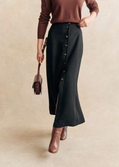 Long skirt;Slightly flared;Buttons on the centre front;Side length: 96 cm / 37.8 in (size EU36/UK8) Business Casual Skirt, Rok Outfit, Short Pollera, Long Skirt Fashion, Skirt Outfits Fall, Interesting Outfits, Fashion Corner, Winter Skirt, Floral Print Skirt