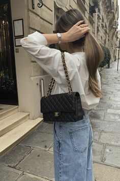 Chanel Bag Outfit, Chanel Bag Classic, Tas Lv, Chanel Aesthetic, Chanel Classic Flap Bag, Tas Bahu, Timeless Bags, Chanel Outfit, Chanel Flap Bag