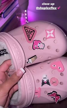 Croc Design Ideas, Pink Aesthetic Shoes, Pink Jordan 4, Pink Crocs Outfit, Crocs Aesthetic Outfit, Aesthetic Crocs, Croc Outfits, Crocs Outfit