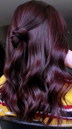 Stunning Cherry Red Hair Color Ideas You’ll Love Dark Plum Hair Color, Cherry Red Hair Color, Dark Plum Hair, Pelo Color Borgoña, Deep Red Hair Color, Pelo Color Vino, Black Cherry Hair, Red Violet Hair, Cherry Hair Colors