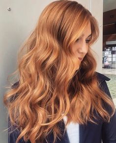 Tout savoir sur le balayage cuivré et comment l'adopter Strawberry Hair Color, Natural Strawberry Blonde Hair, Dark Strawberry Blonde Hair, Reddish Blonde Hair, Dark Strawberry Blonde, Light Strawberry Blonde, Strawberry Blonde Highlights, Red Blonde Hair