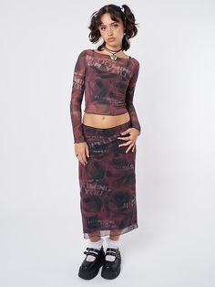 You put my love on top 🌹 Printed mesh crop top in burgundy All over blooming roses print Reverse stitching Lettuce edge trims Long sleeves Boat neckline Cropped length Slim fit 95% polyester, 5% elastane Sofia wears size S and is 170 cm | 5'7" tall Long Skirt Fall Outfits, Low Waist Long Skirt, Long Skirt Fall, Fall Outfits Streetwear, Skirt Fall Outfit, Elegant Goth, Skirt Outfits Fall, Roses Print