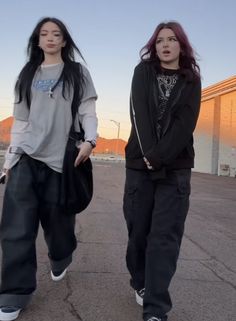 Baggy Grunge Aesthetic, Dark Street Style Aesthetic, Baggy Outfits Grunge, Baggy Street Style Women, Grunge Outfits With Converse, Baggy Black Cargo Pants Outfit, Baggy Fits Women, Alt Baggy Outfits, Oversized Grunge Outfits