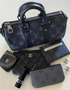 Bag Spill, Istanbul Shopping, Louis Vuitton Aesthetic, Disney Pandora, Louis Bag, Expensive Items, Louis Vuitton Style, Luxury Lifestyle Women