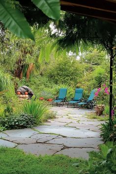 Mediterranean garden with rustic seating area and lush plants. Garden Seating Ideas, Cozy Garden, Garden Seating Area