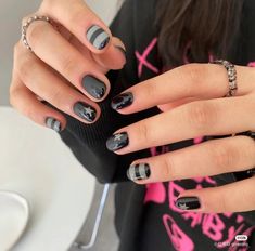 Grunge Gel Nails Short, Punk Rock Nail Art, Simple Grunge Nails Short, Short Emo Nail Designs, Goth Gel Nails Short, Short Nail Inspo Grunge, Punk Rock Nails Grunge, Simple Goth Nails Short, Short Punk Nails