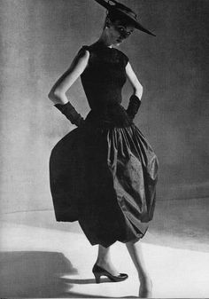 Moda Pin Up, Black Taffeta Dress, Vintage Balenciaga, Balenciaga Dress, Jacques Fath, Balenciaga Fashion, Cristóbal Balenciaga, Fashion 1950s, Vintage Fashion Photography