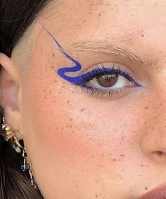 Make Up Yeux, Artsy Makeup, Funky Makeup, Sims 4 Cc, Graphic Makeup, Graphic Eyeliner, Dope Makeup, Edgy Makeup, Creative Eye Makeup