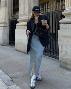 Jean Skirt Sneakers Outfit, Denim Skirt With Blazer Outfit, Europe Spring Outfits Street Style, Hongkong Spring Outfit, Hongkong Outfit Ideas, Skirt And Sneakers Outfit Casual, Long Jeans Skirt Outfit Aesthetic, Denim Skirt And Sambas, Jeans Midi Skirt Outfit