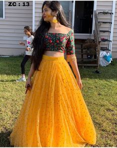 डिजाइनर कपड़े, Skirt And Crop Top, Choli Dress, Yellow Lehenga