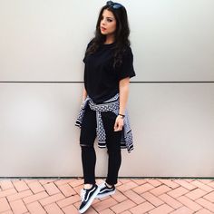 Black and White outfit with Iuter sweater  H&M black denim Vans old skool  Instagram: @myway_ Black Old Skool Vans Outfit, Low Top Vans Outfit, Black And White Vans Outfit, Black Vans Crew Neck Top, Outfits Con Vans, Vans Black Top With Graphic Print, Old Skool Outfit, Outfits With Vans, Vans Old Skool Outfit