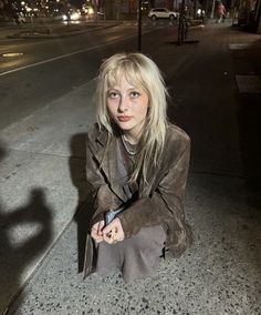 Choppy Straight Hair, Indie Sleaze Haircut, Platinum Bangs, Indie Sleaze Hair, Interesting Hair, Long Hair With Short Bangs, Choppy Long Hair, 90s Shag Hair, Straight Hair Shag