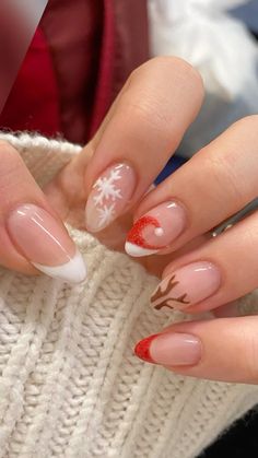 Hard Gel Nails Design Christmas, Christmas Hard Gel Nails, Oval Shaped Christmas Nails, Crismas Nails Simple, Kids Xmas Nails, Christmas Nails Teen, Christmas Nails For Teens, Cristmass Nails 2023, December Nails Christmas Xmas