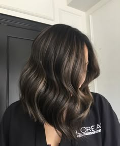 Brunette Color For Fair Skin, Low Lights For Black Hair Short, Best Haircuts For Women With Thinning Hair, Short Black Hair Balayage Straight, Dark Root Highlights, Highlights For Black Hair Medium Length, Black Lob With Highlights, Dark Brown Balyage Short Hair, Short Dark Balayage