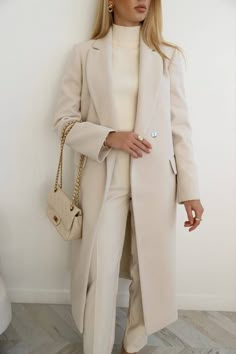 Trendy Work Outfit, Beige Outfit, Cooler Look, Looks Black, Professional Attire, White Coat