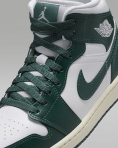 Dark Green Jordans, Jordan Verdes, Air Jordan 1 Green, Nike Shoes Green, Air Jordan Green, Jordans Green, Air Jordan 1 Mid Women, Md Dresses, Jordan 1 Green