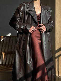 Leather Coat Outfit, Draped Silk Dress, Chic Natural, Long Leather Coat, Classic Trench Coat, Draped Neckline, Leather Trench, Estilo Chic, Leather Trench Coat