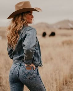 Cute Cowgirl Pictures, Country Style Photography, Western Style Pictures, Cowgirl Esthetics, Western Old Money Aesthetic, Western Boutique Photoshoot, Country Style Photoshoot Ideas, Cowgirl Photoshoot Ideas With Horse, Rodeo Photoshoot Ideas