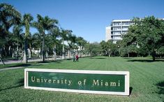 the university of miami sign is in front of some palm trees